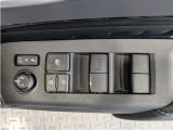 パワーウィンドウのスイッチですよ。 運転席に居ながら窓を開け閉めのコントロールできますよ。 ロック機能で、子供がイタズラして窓を開けるという事も無くなりますよ。