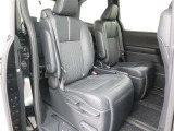 ☆大変広々とした二列目シートです。二列目シートに乗られる方もドライブをお楽しみいただけますね♪