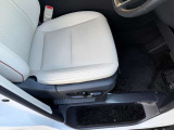 運転席・助手席・大きなしわやへたりなど無くきれいな状態です。