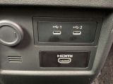 USBポート付きで携帯の充電などに便利。