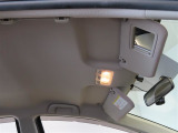 運転席サンバイザーにはバニティーミラー付いてます。