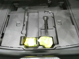 スペアタイヤレス車です。応急セットを搭載しております。