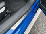 乗車口足元にはPEUGEOTのロゴ入り。