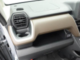 カップホルダーは運転席や助手席からちょうど手の届く位置です!!