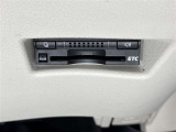 【ETC】高速道路などの料金所における自動料金支払いシステムです。車載器と料金所のアンテナとの間で無線通信を行い、料金を自動で支払うことができます。
