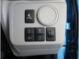 運転席の右下には様々な機能のスイッチが並べられています。