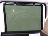 【ロールシェード】日差しや車外からの光が眩しいときにサッと引き出して使える、ロール格納タイプのサンシェードを装備。後席に乗ったお子様がウトウトしだした時など、ぜひご活用ください♪