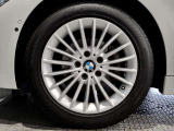 【BMWアロイホイル】軽量かつ強度に拘ったアロイホイル。走行性能ポテンシャルを引き出す設計。車の足元を引き締めてくれる大きなポイントはアロイホイルです。