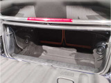 【トランクルーム】全面をファブリック処理し荷物に傷がつくのを防ぎます。ラゲージルーム照明を装着。背もたれをほぼ水平まで倒すことが出来ます。大きな荷物の収納にも便利です。