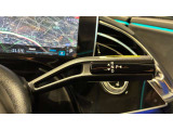 ウィンカー内蔵ドアミラーを開発したのは『メルセデス・ベンツ』です。他車からの視認性が高まり、事故の可能性を低減させています。更に、点灯部分はドライバーの視界に入らないように設計されています。