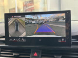 ●サラウンドビューカメラ『車両の4つのカメラから得た映像を合成し、上空から眺めているような映像をモニターに映し出します。車両周辺の歩行者や障害物などの発見に役立ちます。』