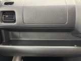 助手席側のインパネは多機能!間口の広くて使いやすいトレイや何かと工具や買い物袋を掛けれる便利なフック付き!