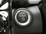 【プッシュスタート】スマートキーを携帯して、ブレーキを踏みながらスタートスイッチを押すだけでエンジンがかけられます。