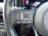 オーディオ操作可能なステアリングスイッチも付いてます。
