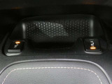 【シートヒーター】運転席と助手席の座面にヒーターが内蔵されていますので寒い時でも快適運転です。