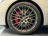 オプション設定の21インチPanamera Exclusive Designホイール/サテンプラチナが装着されております。