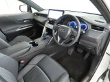 高級感のある美しいインテリアデザインの運転席です。