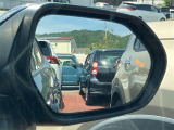 隣車線を走る車両をレーダーで検知し、ドアミラーでは確認しにくい後側方エリアに存在する車両に加え、急接近してくる車両も検知します。車両を検知するとドアミラーに搭載されたLEDインジケーターが点灯します。