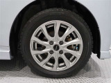 タイヤサイズは(155/65R14)で社外アルミホイールです。