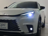 レクサスの顔は個性的なランプ類が際立っています。