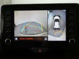 パノラミックビューモニター付きです。車両を上から見たような映像をディスプレイオーディオ画面に表示。運転席からの目視だけでは見にくい、車両周辺の状況をリアルタイムでしっかり確認できます。