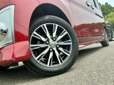 タイヤ残り溝が1.6mmになる目安として「スリップサイン」が設けられています。この車はまだまだ残っておりますので、安心してお乗り頂けます!