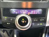 【オートエアコン】一度お好みの温度に設定すれば、車内の温度を検知し風量や温度を自動で調整。暑い&hellip;寒い&hellip;と何度もスイッチ操作をする必要はありません。快適な車内空間には必須の機能ですね♪