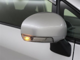 他車からも視認性の良いターン付きドアミラーカバー