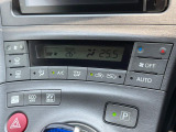 【オートエアコン】一度お好みの温度に設定すれば、車内の温度を検知し風量や温度を自動で調整。暑い&hellip;寒い&hellip;と何度もスイッチ操作をする必要はありません。快適な車内空間には必須の機能ですね♪