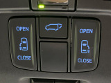 【両側パワースライドドア】スマートキーや運転席のスイッチで後席両側スライドドアの開閉が可能♪電動だから力を入れてドアを開ける必要が無く、小さなお子様でも簡単に開け閉めでき快適です♪