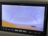 【バックカメラ】駐車時に後方がリアルタイム映像で確認できます。大型商業施設や立体駐車場での駐車時や、夜間のバック時に大活躍!運転スキルに関わらず、今や必須となった装備のひとつです!