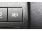 オートマチックハイビームとは、先行車や対向車のライトを認識し、ハイビームとロービームを自動で切り替える機能です。夜道の視界を確保します。詳細は販売店スタッフまでおたずねください。