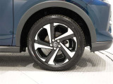 アルミホイールを装備、タイヤサイズは195/60R17です。