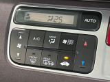 【オートエアコン】一度お好みの温度に設定すれば、車内の温度を検知し風量や温度を自動で調整。暑い&hellip;寒い&hellip;と何度もスイッチ操作をする必要はありません。快適な車内空間には必須の機能ですね♪