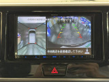 【アラウンドビューモニター】自車周辺をぐるりと俯瞰できるカメラで危険を察知。上空からの映像で自動車や障害物の位置が詳細に確認できるので、狭い駐車場でも安心して駐車できますね。