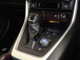 電動パーキングブレーキ・ブレーキホールドを装備してます。ホールド機能は信号待ちが多い一般道で疲労軽減になり、大好評です!