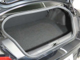 スポーツカーでも日常使いには、十分な積載容量のあるトランクスペースです!更にたくさんの荷物や長めの荷物を積みたい時は、リヤシートのシートバックを倒してトランクスペースの積載容量UPで対応できます!