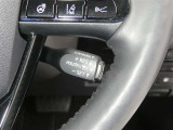 【レーダークルーズコントロール】(全車速追従機能付)付きです。車速に応じて追従支援してくれるので、ロングドライブも快適です。詳細は販売店スタッフまでおたずねください。