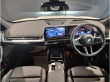 【カーブドディスプレイ】速度計などを表示する12.3インチの情報ディスプレイと、カーナビなどを表示するタッチが可能な14.9インチのディスプレイが1枚のパネルに集約され視認性、操作性を高めております。
