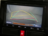 【バックカメラ】駐車時に後方がリアルタイム映像で確認できます。大型商業施設や立体駐車場での駐車時や、夜間のバック時に大活躍!運転スキルに関わらず、今や必須となった装備のひとつです!