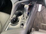 シンプルでとても使いやすいフロアシフトに、パーキングブレーキは電子制御パーキングブレーキです。