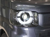 【LEDヘッドライト】省電力で、明るく遠くまで照らし、夜道や雨天などの走行の際、安心感を高めます。オートライト機構で周囲の明るさを感知し、自動で点灯、消灯します。