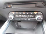 運転席、助手席に3段階調整式シートヒーターを装備。またステアリングにもヒーターを装備。フルオートエアコンなので温度を設定するだけで、吹出口・風量を自動的に調整してくれますので、快適にお過ごし頂けます。