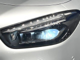 ●LEDヘッドライト:夜間走行時も良好な視界を確保し安心して運転できる高輝度LEDヘッドライトを装備!点灯速度が早く、消費電力も抑えられています。