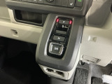 ATセレクトレバーの代わりに指先で操作するエレクトリックギアセレクターを採用。スマートな操作が楽しめます