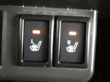 運転席と助手席には寒い時にうれしいシートヒーターが装備されてます。