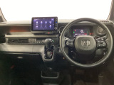 車内は光触媒抗菌消臭施工済です。スタイリッシュなデザインでスポーティなインパネ周りを演出します。グローブボックスやカップホルダーのほかにトレーなどたくさんの収納スペースが付いています。