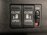 【両側パワースライドドア】両側がパワースライドドアになっており、運転席のスイッチやスマートキーでも開閉が可能です!開口部も広いので乗り降りも楽々♪
