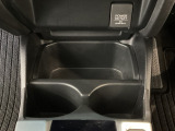 運転席と助手席の間にはドリンクホルダーが付いています。ちょうど手の届く所にありますので、とっても便利です♪