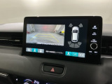 リバースギアに入れるだけで後方の表示へ切り替わります。夜間や雨の日の駐車も楽になりますよ。